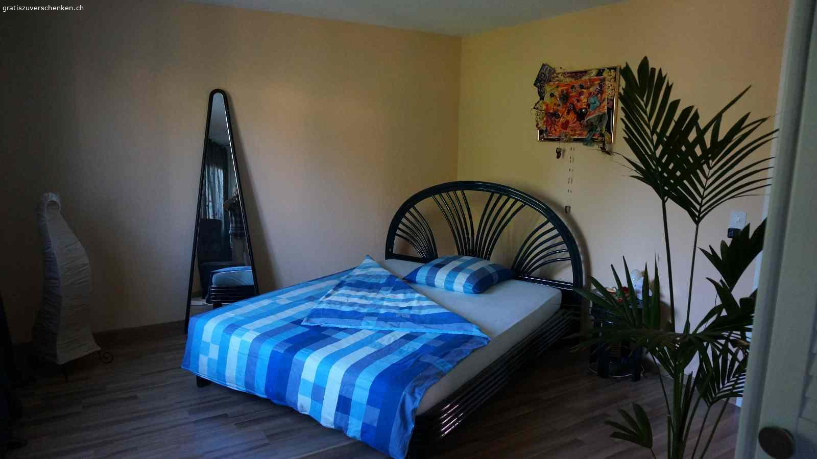 Rattanbett. dunkelblaues Rattanbett inkl. Matratze ( wenn gewünscht ) zu verschenken.
Das Bett ist in sehr gutem Zustand / Matratze ist gebraucht 
Grösse des Betts  160 x 200