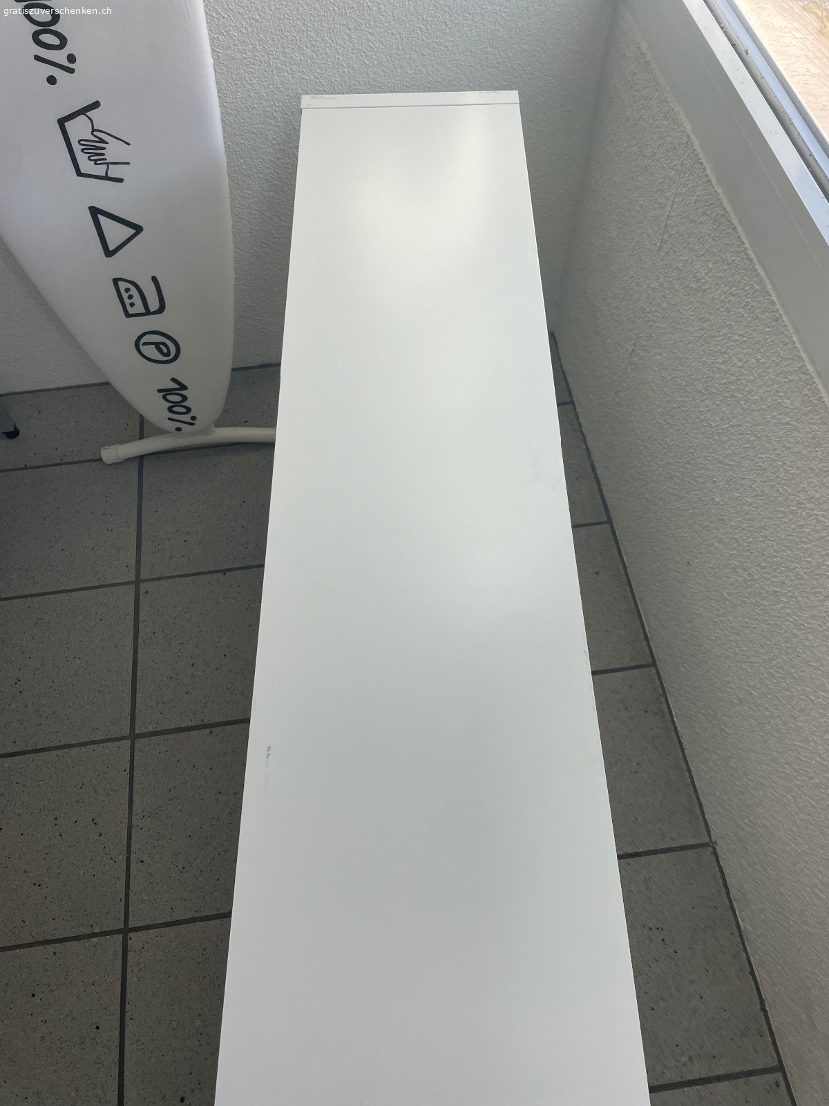 Regal weiss. leicht defekt, siehe foto nr. 2, 

ab sofort abzuholen