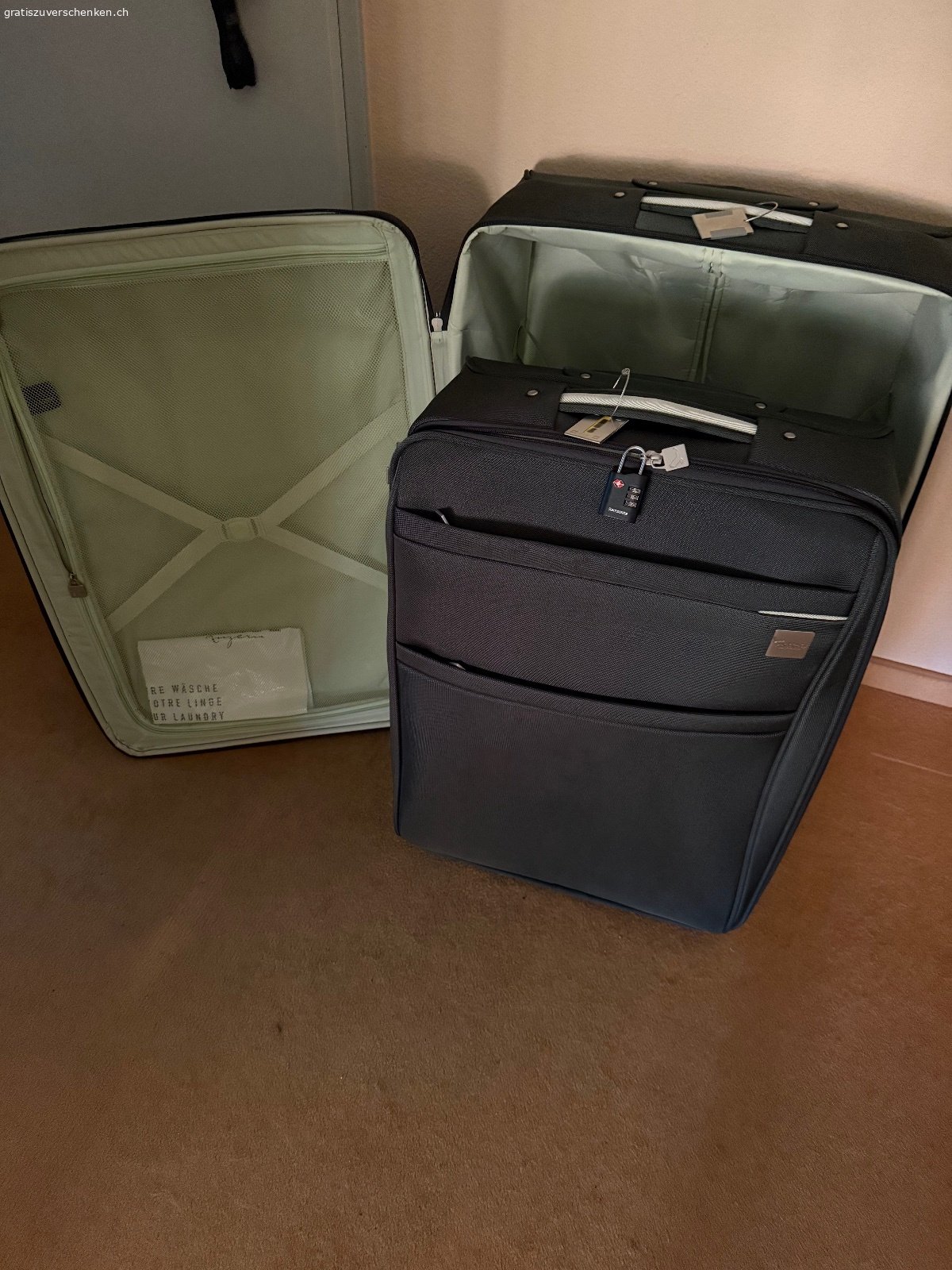 Reiseset. 4-teiliges Reiseset grün
1 Grosser Koffer ca. 70/50/22
1 Kleiner Koffer ca. 60/45/20
(Kleiner Koffer kann im grossen Koffer aufbewahrt werden)
1 Kleidertasche
1 Tasche
(Tasche kann im kleinen Koffer aufbewahrt werden)

Muss in Küsnacht abgeholt werden!!!