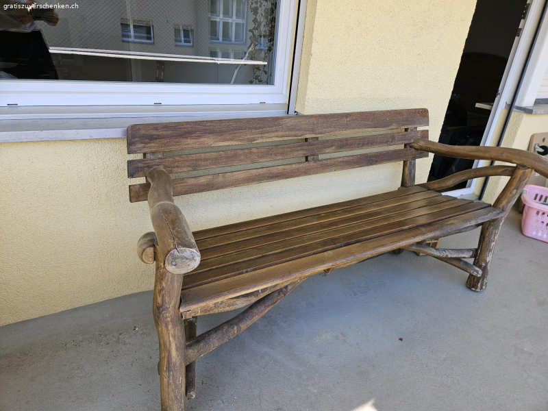 Robuste Sitzbank aus Holz