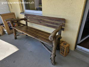 Robuste Sitzbank aus Holz. Robuste Holzbank. Muss in Ettenhausen TG abgeholt werden. 

Kann nicht beim Transport helfen: Mind. 2 Leute benötigt.