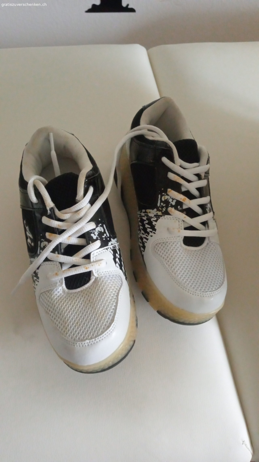 Roll- Schuhe Gr. 36-37. Wurden nur 2 Mal kurz gefahren, die Rollen können abgenommen und ausgetauscht werden. Nur Abholung