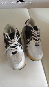 Roll- Schuhe Gr. 36-37. Wurden nur 2 Mal kurz gefahren, die Rollen können abgenommen und ausgetauscht werden. Nur Abholung