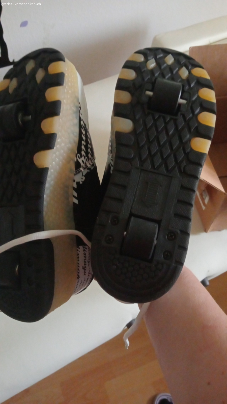 Roll- Schuhe Gr. 36-37. Wurden nur 2 Mal kurz gefahren, die Rollen können abgenommen und ausgetauscht werden. Nur Abholung