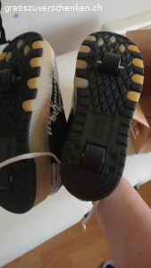 Roll- Schuhe Gr. 36-37. Wurden nur 2 Mal kurz gefahren, die Rollen können abgenommen und ausgetauscht werden. Nur Abholung