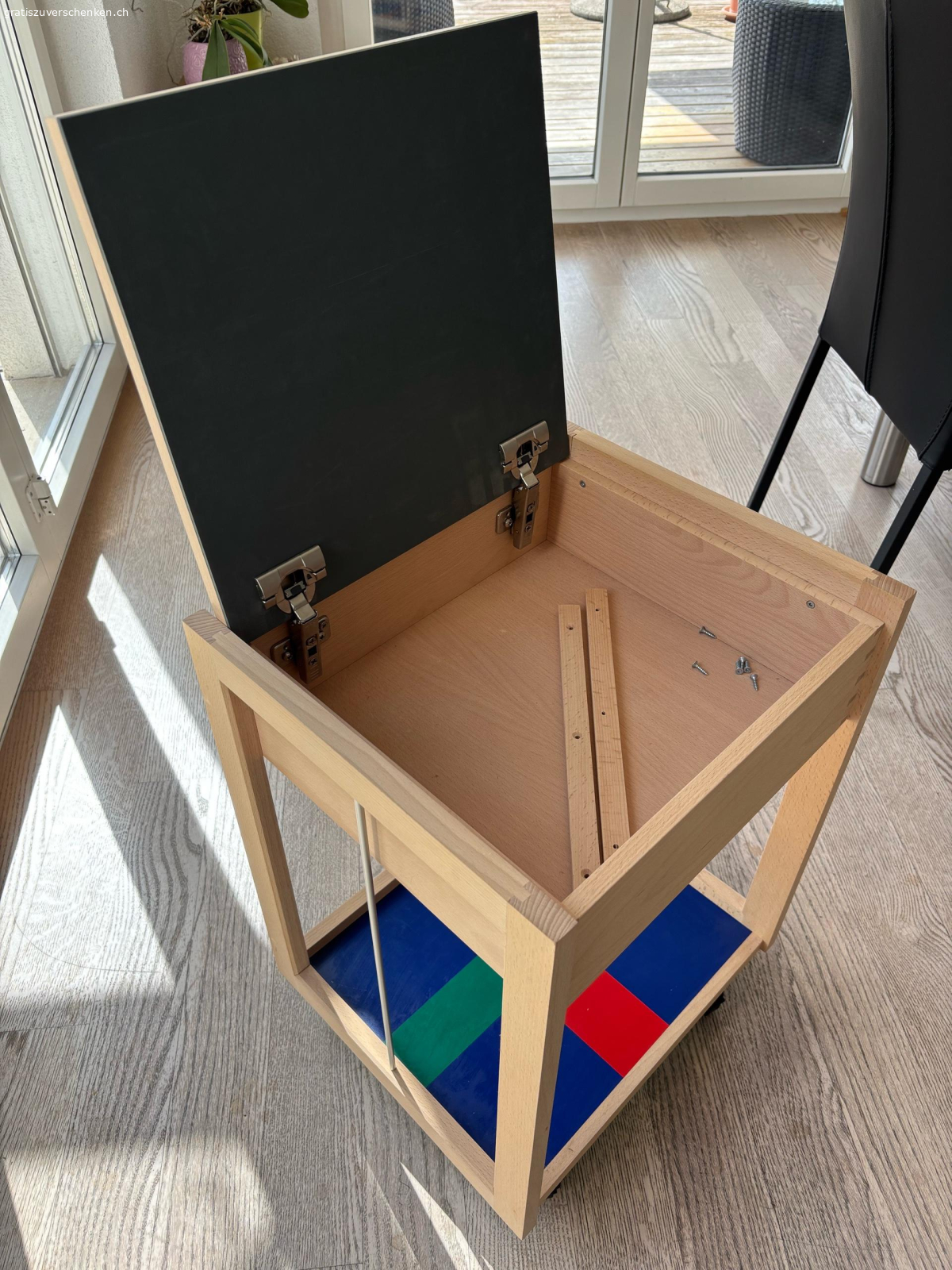 Rollmöbel. Schreinerarbeit Rollmöbel
Länge 40cm
Tiefe 36cm
Höhe 58cm
Rollen arretierbar