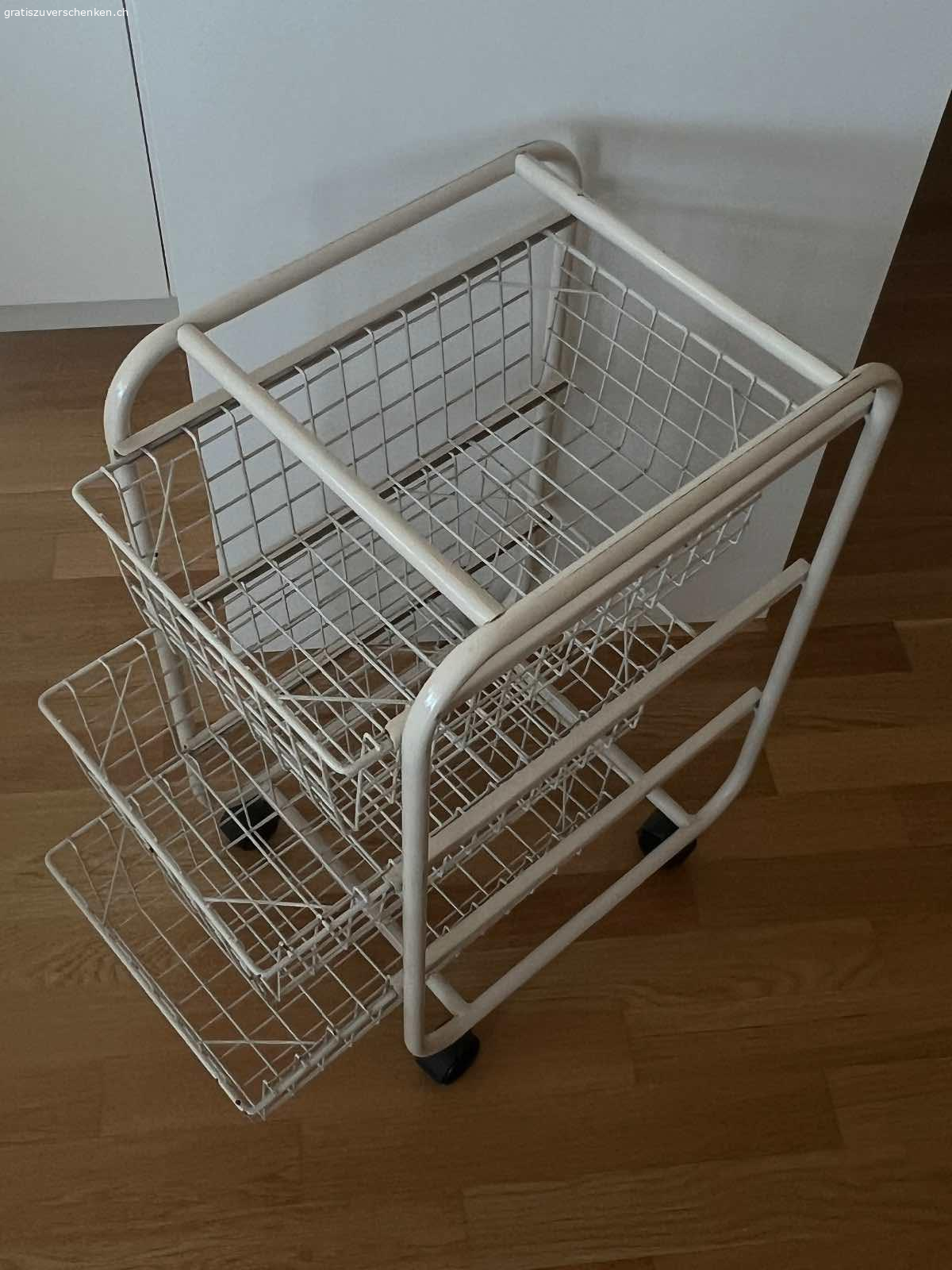 Rollwagen mit Drahtkorbschubladen. Material: Aludraht 
Farbe: weiss
Masse: 42x32x66cm inkl. Rollen (lxbxh)
Anzahl Schubladen: 3
Höhe: 13,5cm
oben: 41,5x27,5cm (lxb)
unten: 35,5x21,5cm (lxb)