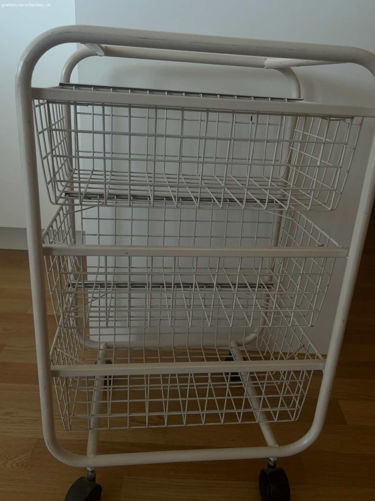 Rollwagen mit Drahtkorbschubladen. Material: Aludraht 
Farbe: weiss
Masse: 42x32x66cm inkl. Rollen (lxbxh)
Anzahl Schubladen: 3
Höhe: 13,5cm
oben: 41,5x27,5cm (lxb)
unten: 35,5x21,5cm (lxb)