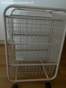 Rollwagen mit Drahtkorbschubladen. Material: Aludraht 
Farbe: weiss
Masse: 42x32x66cm inkl. Rollen (lxbxh)
Anzahl Schubladen: 3
Höhe: 13,5cm
oben: 41,5x27,5cm (lxb)
unten: 35,5x21,5cm (lxb)