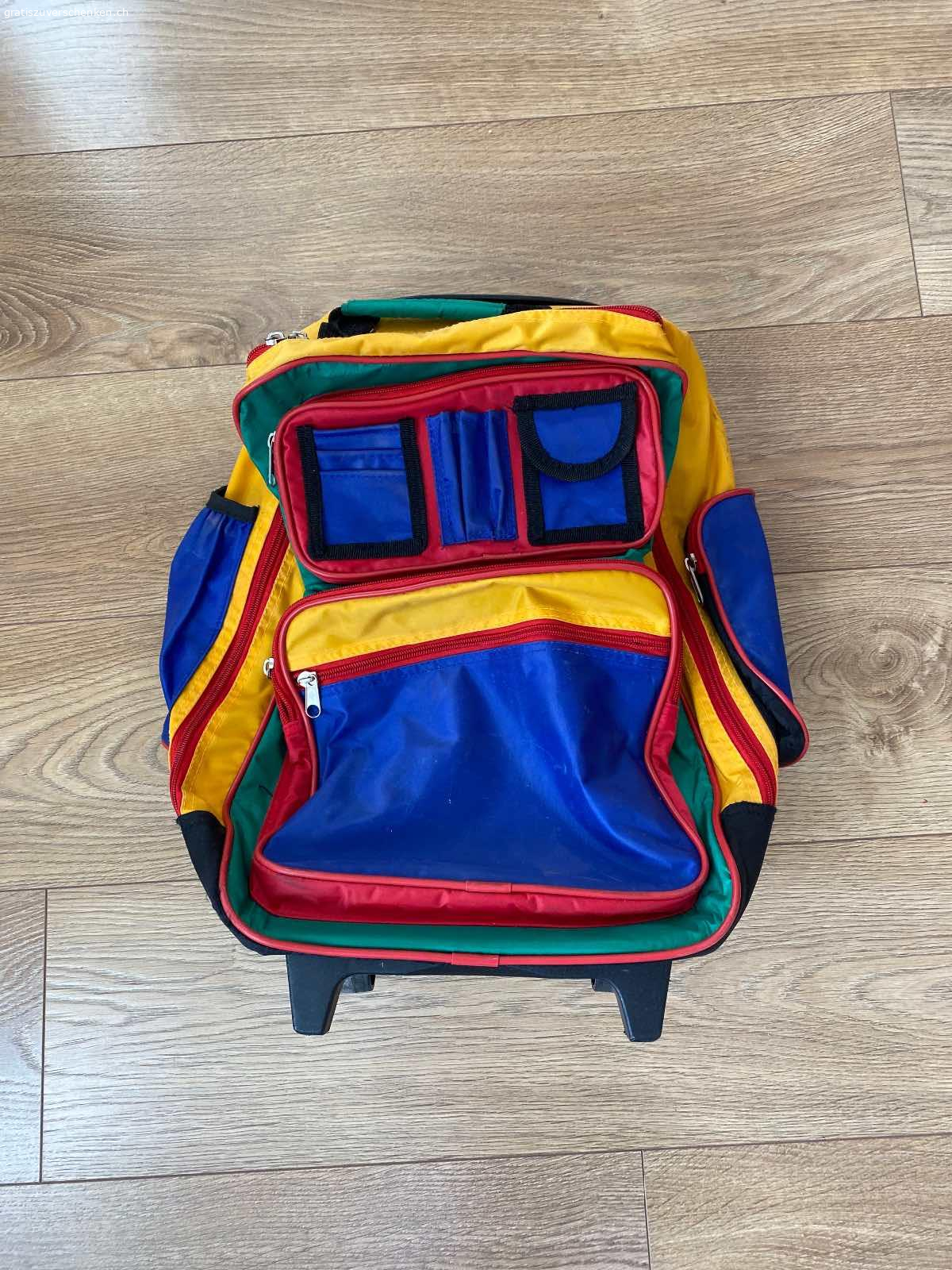 Rucksack. Rucksack, hat einen Griff und Räder, kann also auch als Roll-Koffer benutzt werden