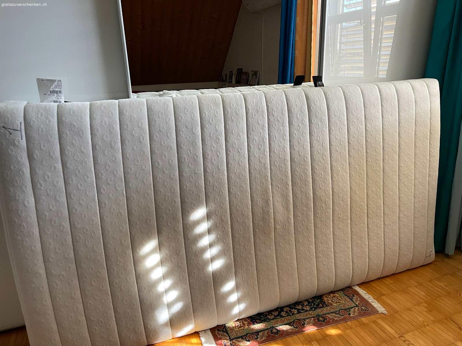 Rummel Matratzen und Lattenrost. 2 Rummel Matratzen (100X200) in sehr gutem Zustand und ohne Flecken sowie ein Lattenrost (100X200) zu verschenken. Muss in Weiningen Zürich abgeholt werden.