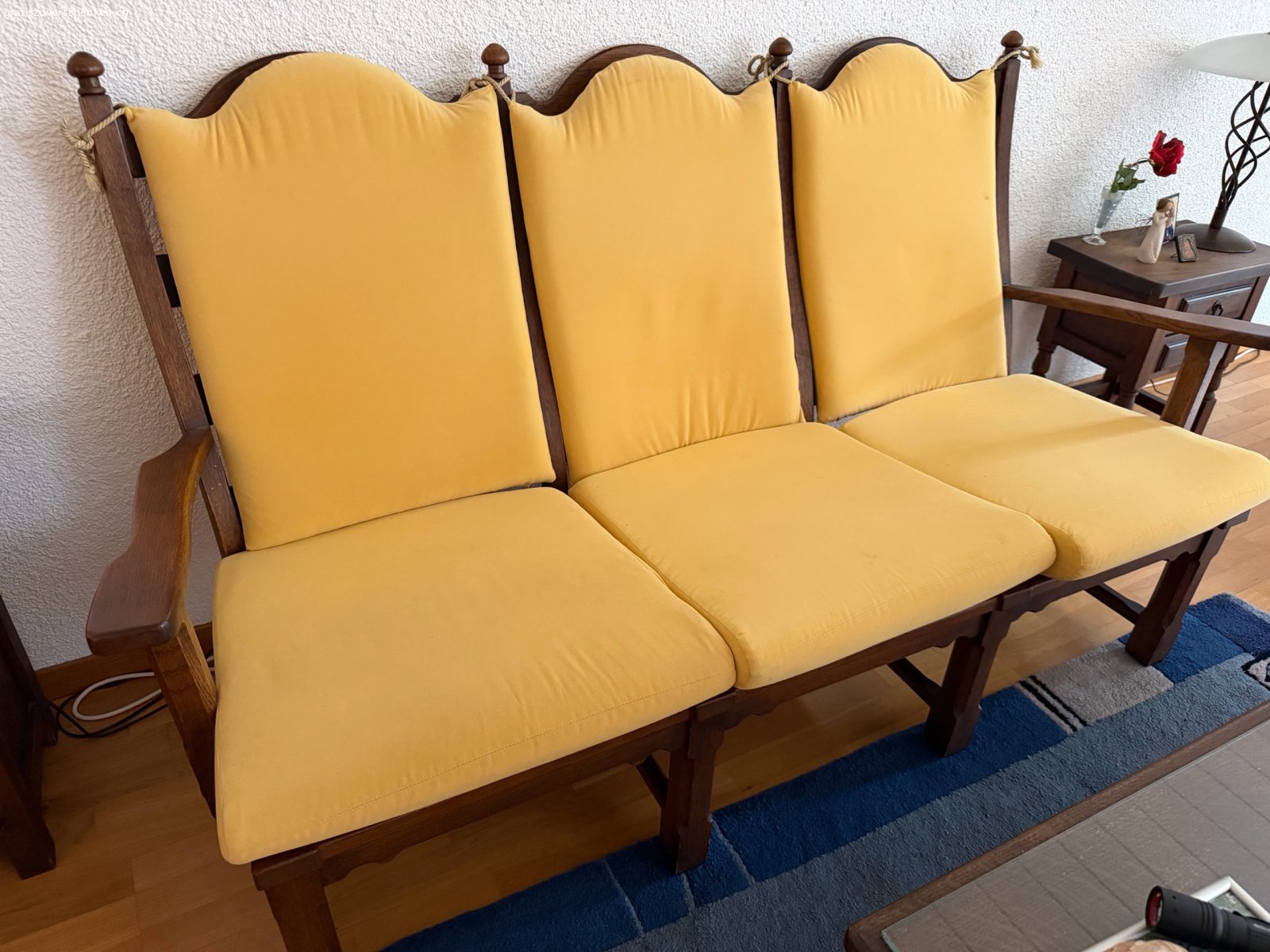 rustikale Vintage-Sitzgruppe. Zustand bitte in den Bildern ersehen. Beinhaltet 3-Sitzer-Sofa, 2 Sessel, 1 hocker und Couch Tisch
