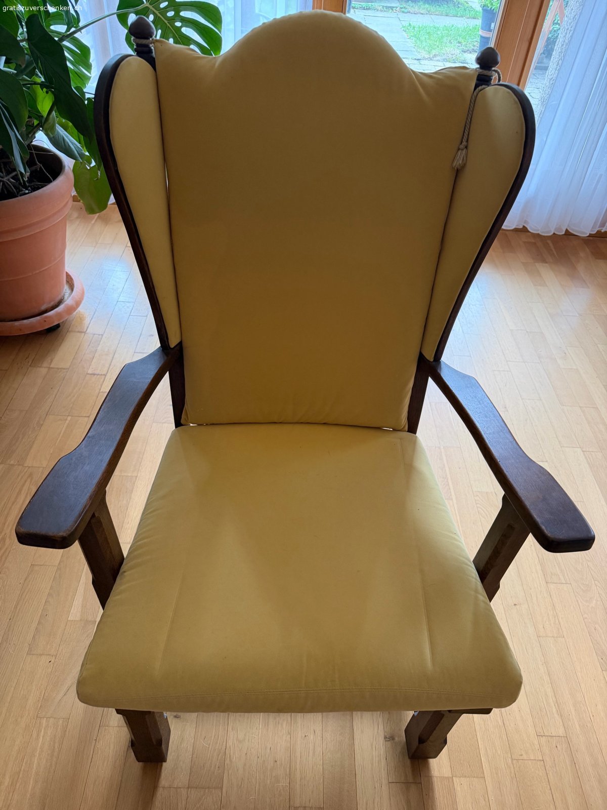 rustikale Vintage-Sitzgruppe. Zustand bitte in den Bildern ersehen. Beinhaltet 3-Sitzer-Sofa, 2 Sessel, 1 hocker und Couch Tisch