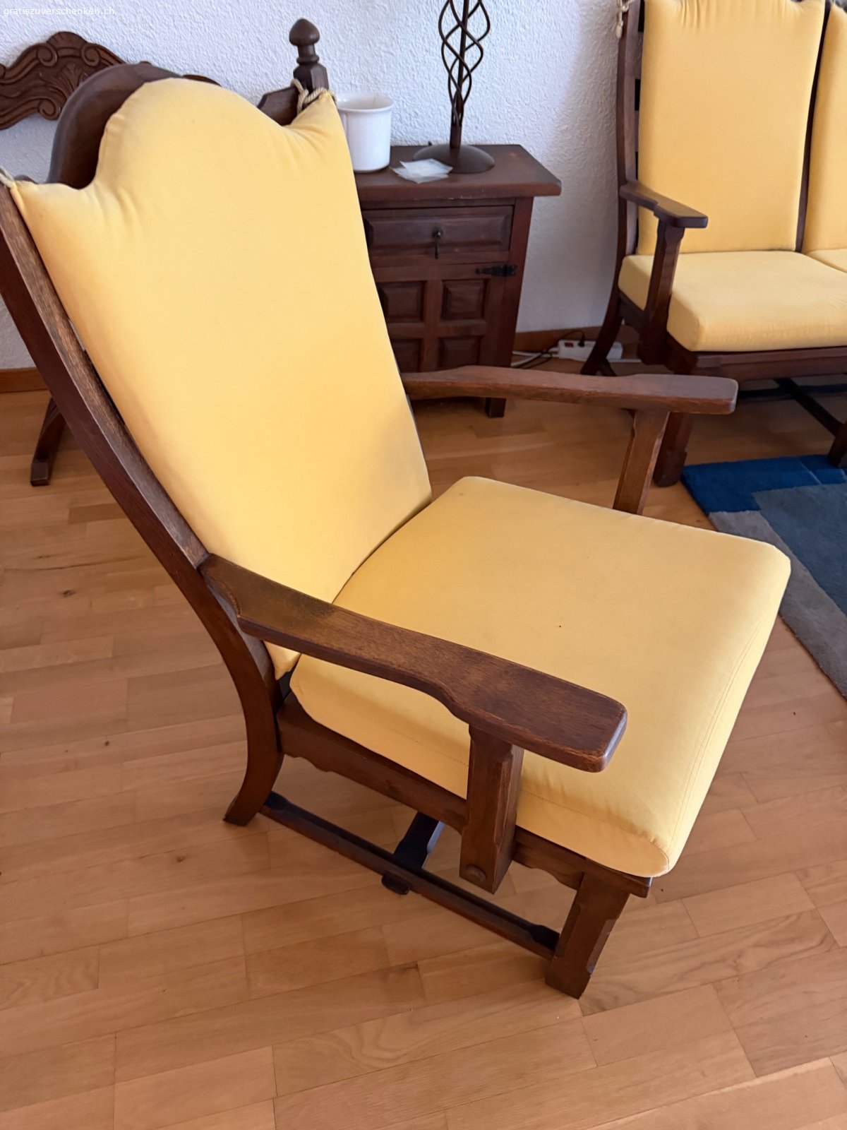 rustikale Vintage-Sitzgruppe. Zustand bitte in den Bildern ersehen. Beinhaltet 3-Sitzer-Sofa, 2 Sessel, 1 hocker und Couch Tisch
