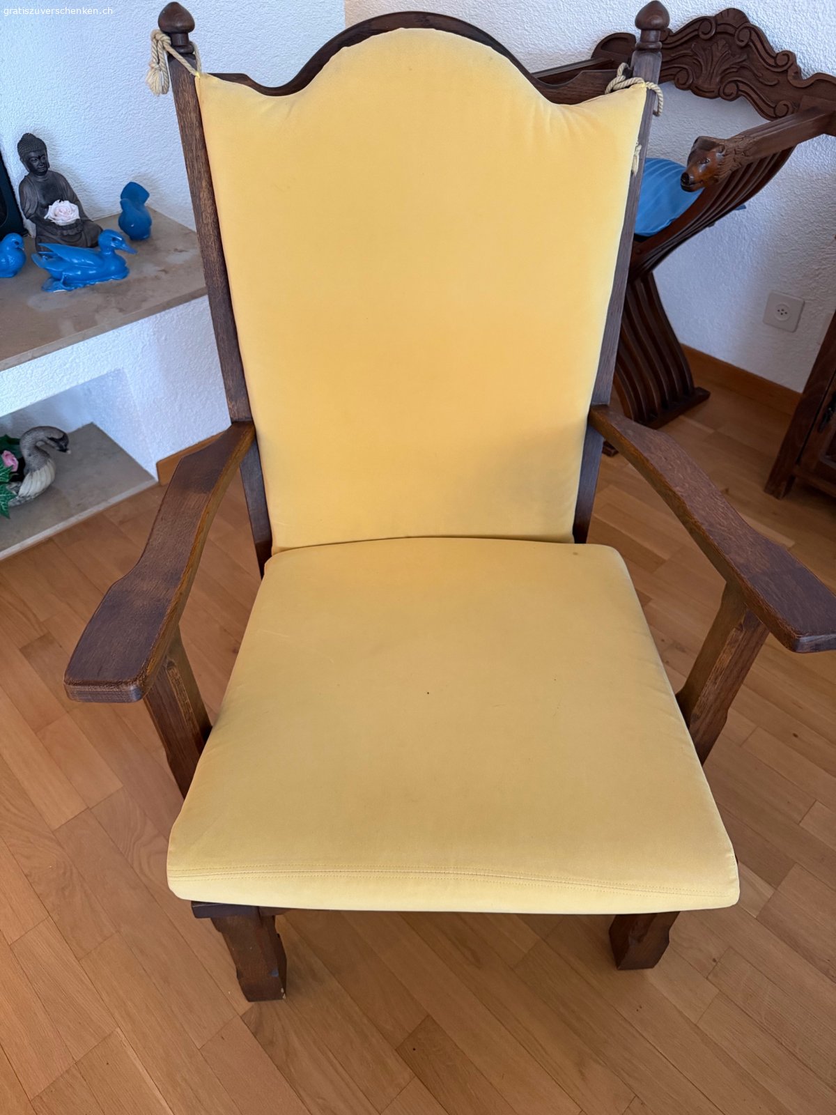 rustikale Vintage-Sitzgruppe. Zustand bitte in den Bildern ersehen. Beinhaltet 3-Sitzer-Sofa, 2 Sessel, 1 hocker und Couch Tisch