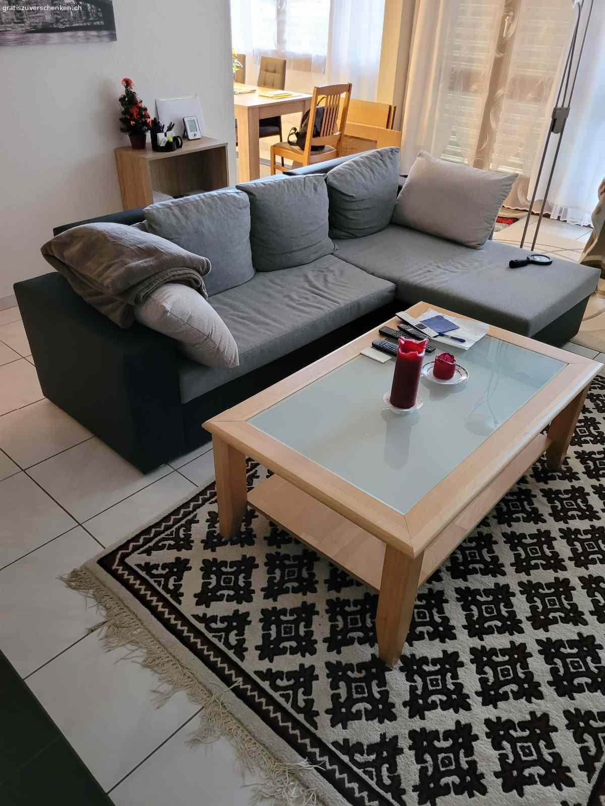 Salon Tisch. Zu vrschenken 1 Tisch gebraucht
L x B 120 x  75 cm.