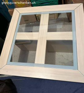 Salon Tisch. gut erhalten fast keine gebrauch spuren wegen platzmangel zum Verschenken wann es bis morgen Abend nicht abgeholt wird muss es leider Entsorgt werden