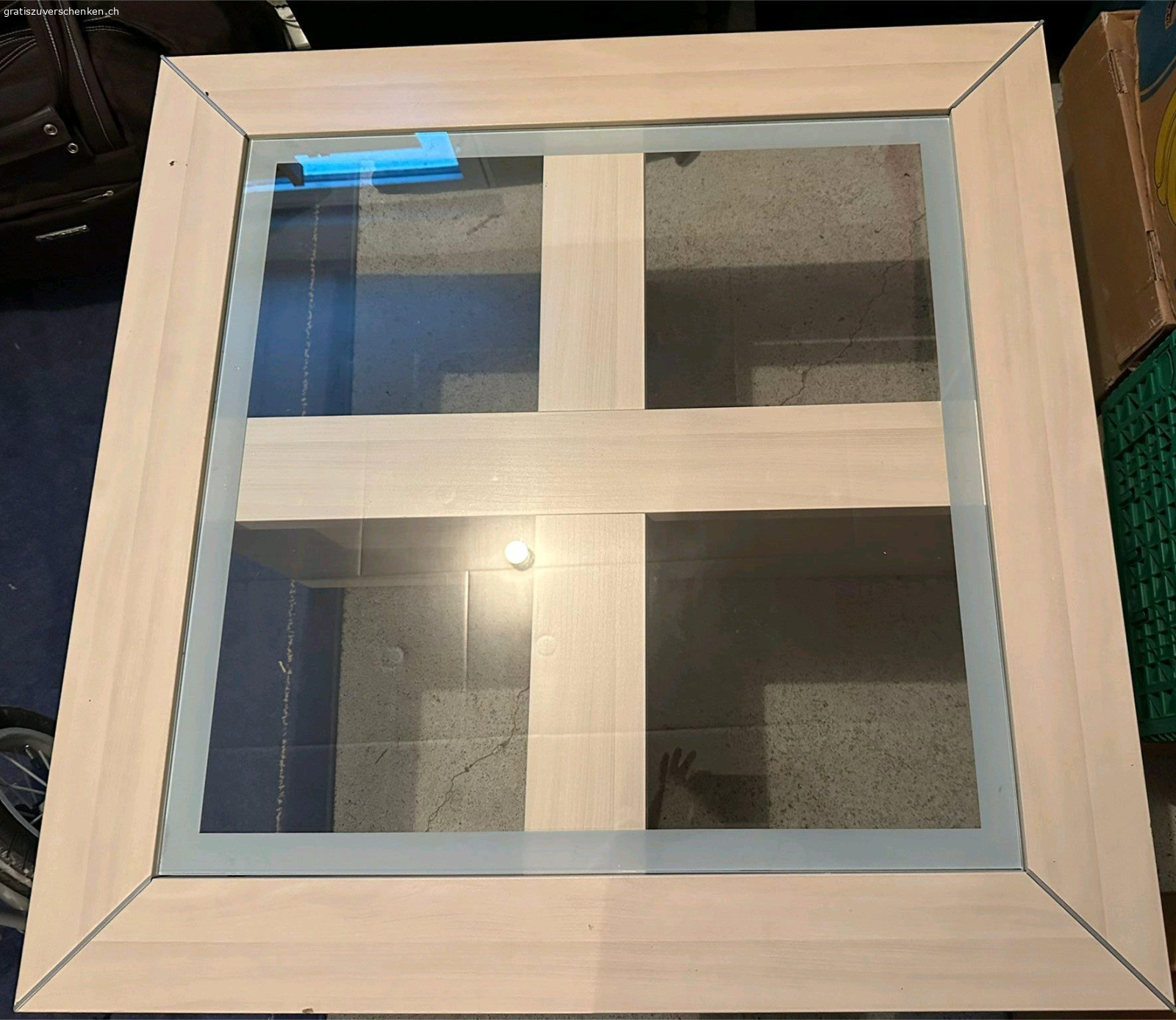 Salon Tisch. gut erhalten fast keine gebrauch spuren wegen platzmangel zum Verschenken wann es bis morgen Abend nicht abgeholt wird muss es leider Entsorgt werden