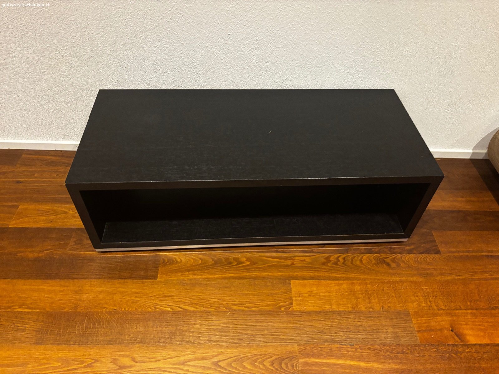 Salontisch 100x60cm, dunkles Holz. Schöner Salon Tisch 100x60 cm, sehr dunkles Holz, gebraucht, aber guter Zustand. Ziemlich schwer, kann nicht auseinander genommen werden. Kann auch als TV Möbel genutzt werden. 
Muss abgeholt werden.