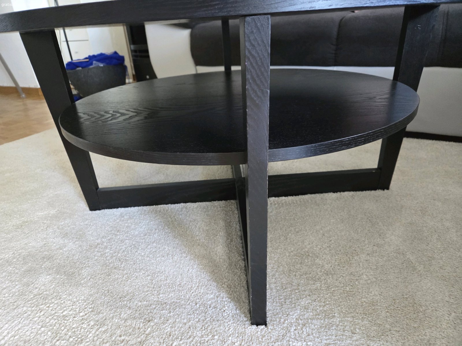 Salontisch rund.. Salontisch aus Holz 
durchmesser 90cm
höhe 47cm.unten ablagefläche ,gebraucht kleiner Fleck ,könnte mit Möbelfarbe retouschiert werden.