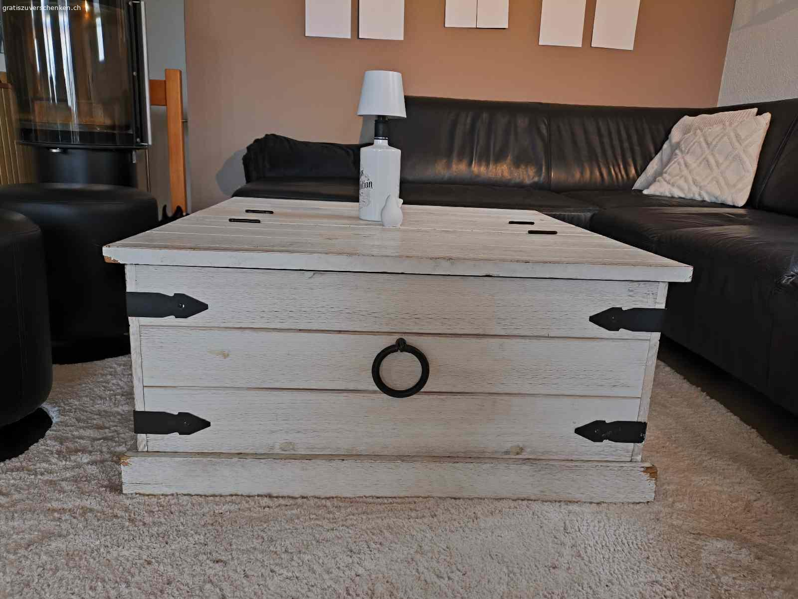 Salontisch. Salontisch 87 x 87 cm mit Stauraum. Höhe 42 cm.

Zustand gebraucht, aber gut. Einzig die Ecken sind von unserem Hund abgenagt (siehe Bilder).