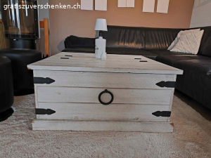 Salontisch. Salontisch 87 x 87 cm mit Stauraum. Höhe 42 cm.

Zustand gebraucht, aber gut. Einzig die Ecken sind von unserem Hund abgenagt (siehe Bilder).