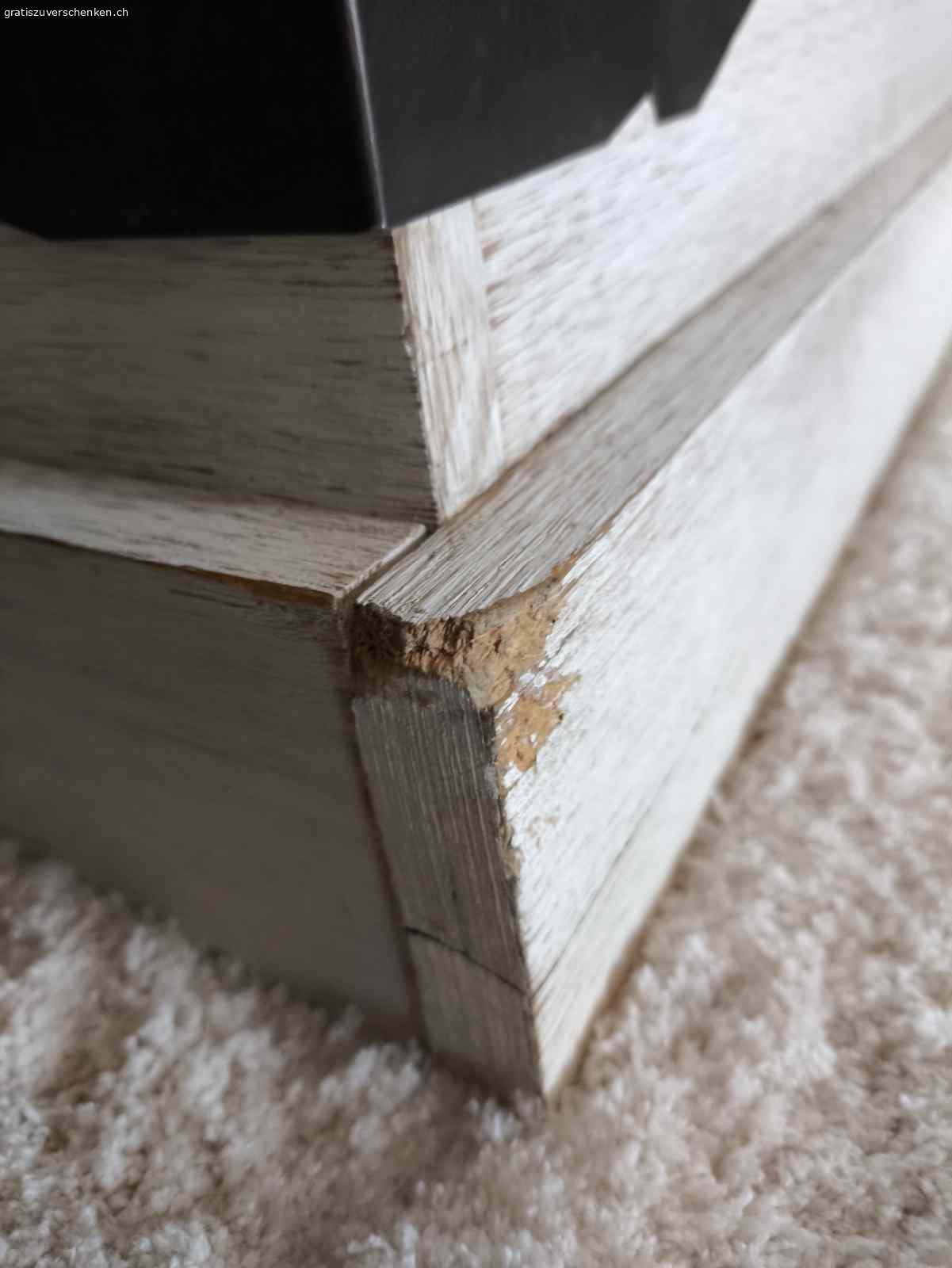 Salontisch. Salontisch 87 x 87 cm mit Stauraum. Höhe 42 cm.

Zustand gebraucht, aber gut. Einzig die Ecken sind von unserem Hund abgenagt (siehe Bilder).