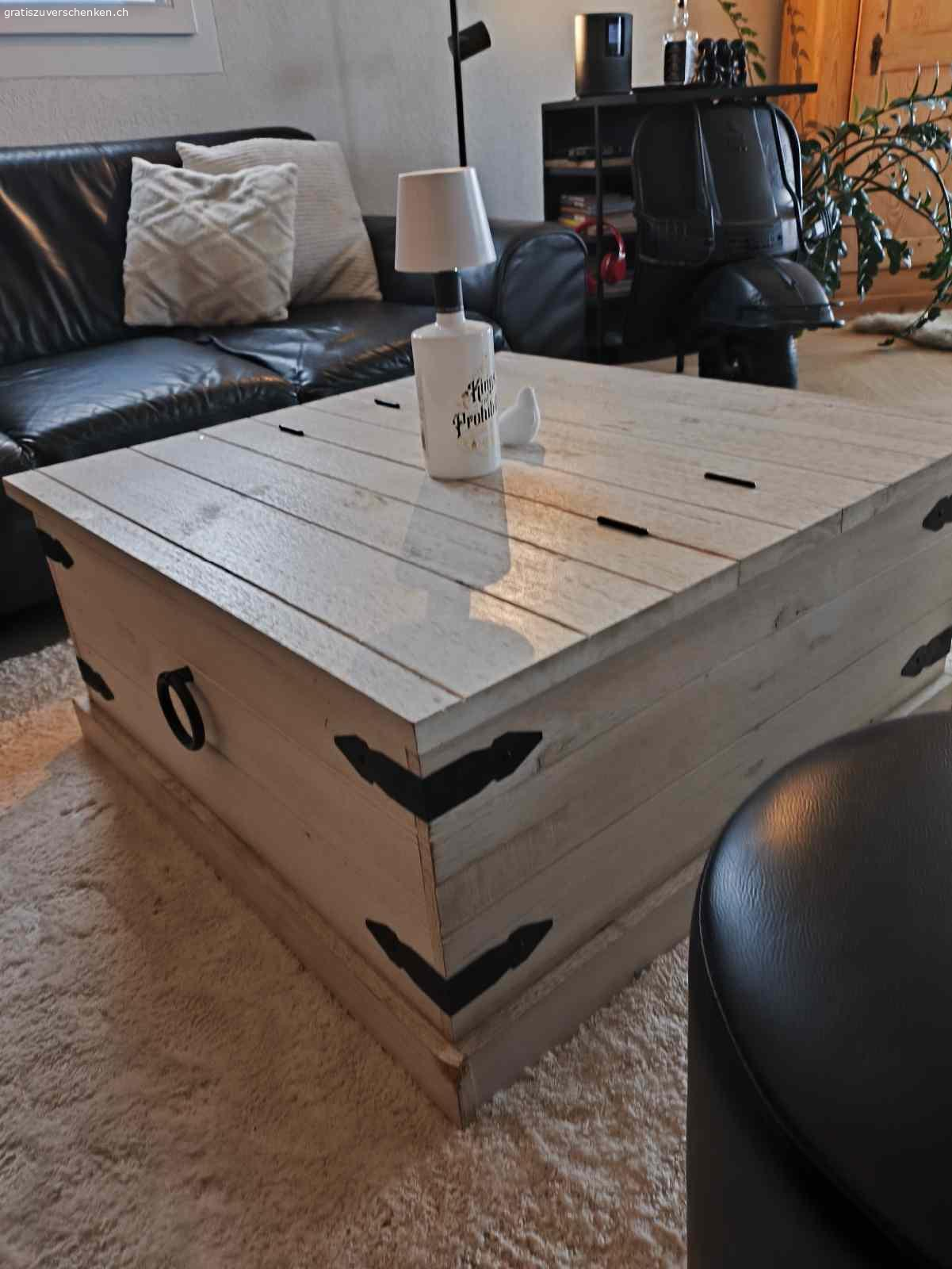 Salontisch. Salontisch 87 x 87 cm mit Stauraum. Höhe 42 cm.

Zustand gebraucht, aber gut. Einzig die Ecken sind von unserem Hund abgenagt (siehe Bilder).