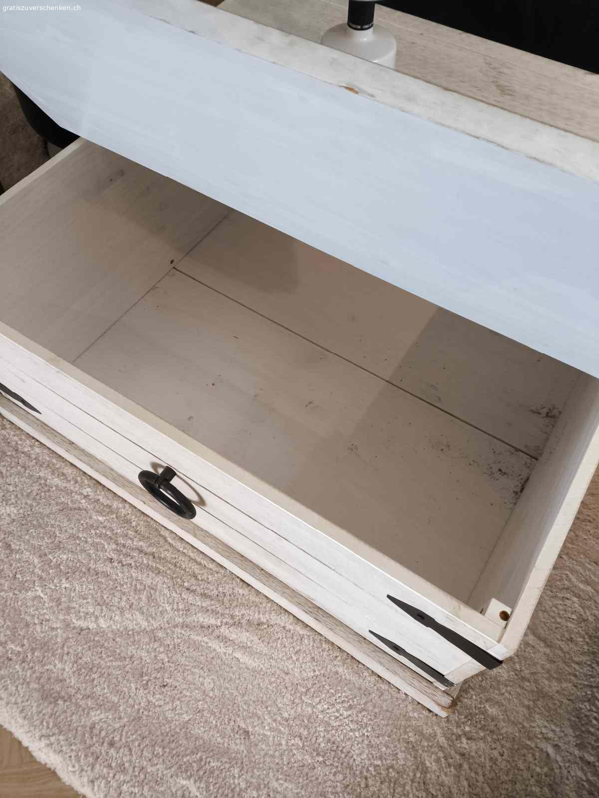 Salontisch. Salontisch 87 x 87 cm mit Stauraum. Höhe 42 cm.

Zustand gebraucht, aber gut. Einzig die Ecken sind von unserem Hund abgenagt (siehe Bilder).