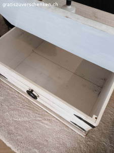 Salontisch. Salontisch 87 x 87 cm mit Stauraum. Höhe 42 cm.

Zustand gebraucht, aber gut. Einzig die Ecken sind von unserem Hund abgenagt (siehe Bilder).