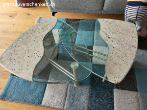 Salontischli 2tlg.. Platten aus Glas und Stein in Granitoptik. Metallfüsse haben leichte Rostspuren.