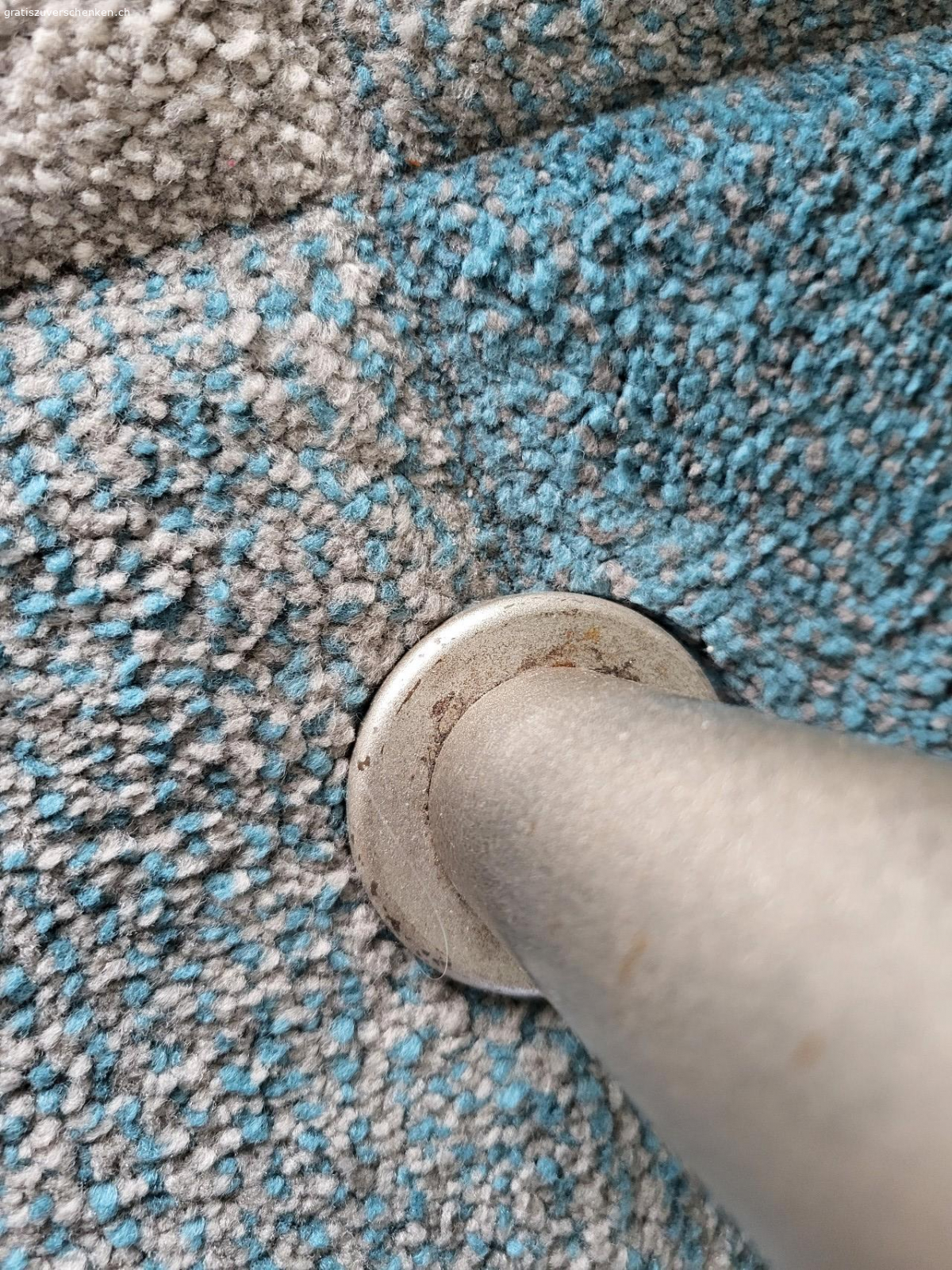 Salontischli 2tlg.. Platten aus Glas und Stein in Granitoptik. Metallfüsse haben leichte Rostspuren.