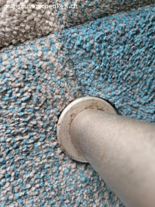 Salontischli 2tlg.. Platten aus Glas und Stein in Granitoptik. Metallfüsse haben leichte Rostspuren.