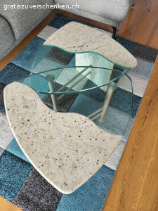 Salontischli 2tlg.. Platten aus Glas und Stein in Granitoptik. Metallfüsse haben leichte Rostspuren.