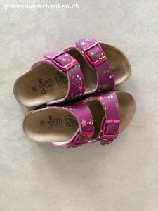 Sandalen zu verschenken. Gebrauchte Sandalen (echt Leder) für Mädchen zu verschenken. Marke Go Easy. Grösse 29.

Können abgeholt oder gegen Übernahme der Portokosten auch versendet werden.