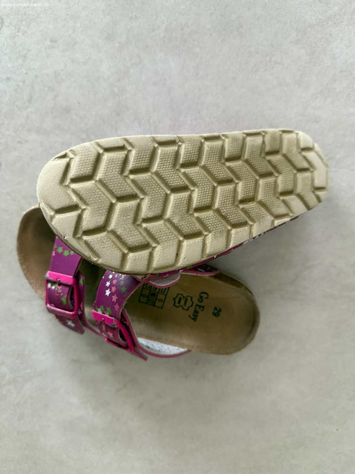 Sandalen zu verschenken. Gebrauchte Sandalen (echt Leder) für Mädchen zu verschenken. Marke Go Easy. Grösse 29.

Können abgeholt oder gegen Übernahme der Portokosten auch versendet werden.
