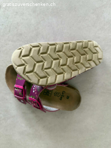 Sandalen zu verschenken. Gebrauchte Sandalen (echt Leder) für Mädchen zu verschenken. Marke Go Easy. Grösse 29.

Können abgeholt oder gegen Übernahme der Portokosten auch versendet werden.