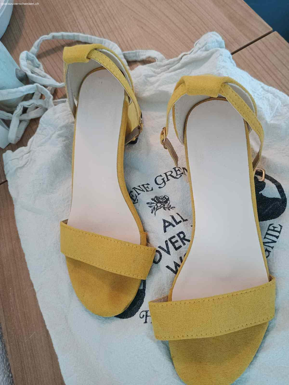 Sandálen. Sandalen 
Steht Grosse 35 aber ist 36