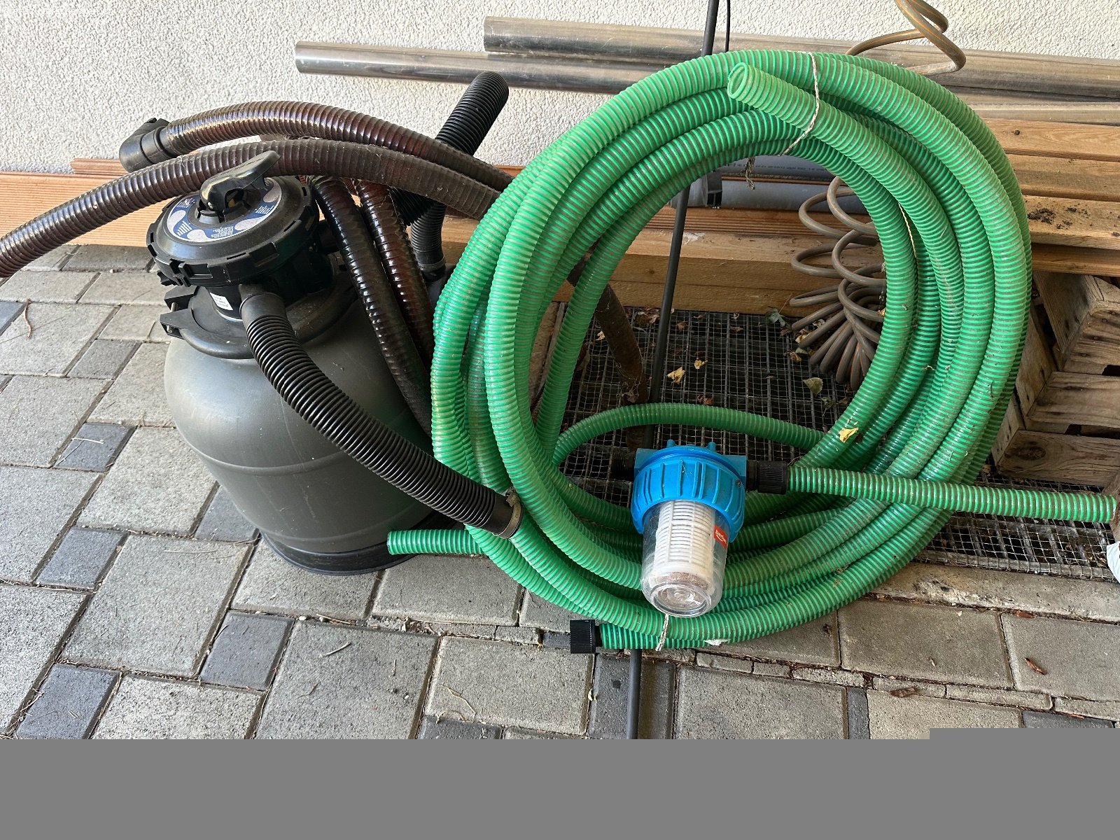 Sandfilteranlage mit Zubehör. Sandfilteranlage für Pool / Teich abzugeben, funktioniert gut. Mit Zubehör, es muss alles mitgenommen werden.