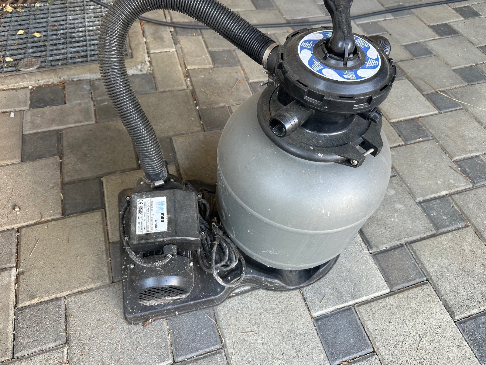 Sandfilteranlage mit Zubehör. Sandfilteranlage für Pool / Teich abzugeben, funktioniert gut. Mit Zubehör, es muss alles mitgenommen werden.