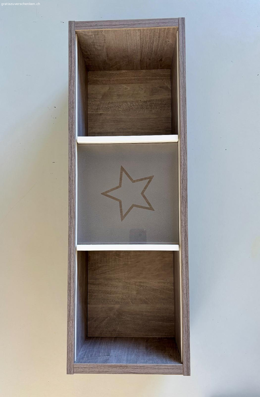 Schardt Wandbord Eco Star. Wandbord passend zum Kinderzimmer Eco Star
Holzdekor Driftwood / Dekor weiß
3 Ablagefächer, Schiebetür mit Sternmotiv
H: 26 cm B: 78 cm T: 20 cm
Markenqualität von Schardt