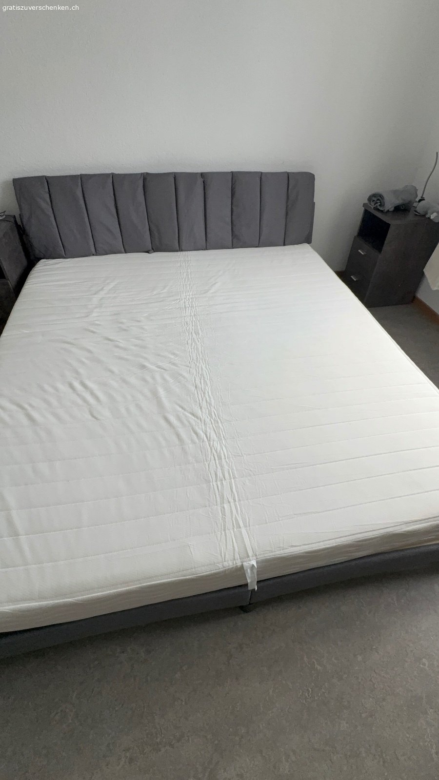 Schaumstoffmatratze 180x200 neu. Ich habe ein grösseres Bett gekauft wo diese Matratze mitdabeo war. 
Stärcke H2 und H3.
Ich habe eine Nacht auf dieser Matratze geschlafen aber ich musste danach wieder eine Federkern kaufen da ic hmich wohler fühle. 

Daher gebe ich diese weiter. Sie wurde eine Nacht gebraucht. Sonst neu. 

Nur Matratze ohne Bettgestell

Rauchfreier und Tierfreier ordendlichet Haushalt.