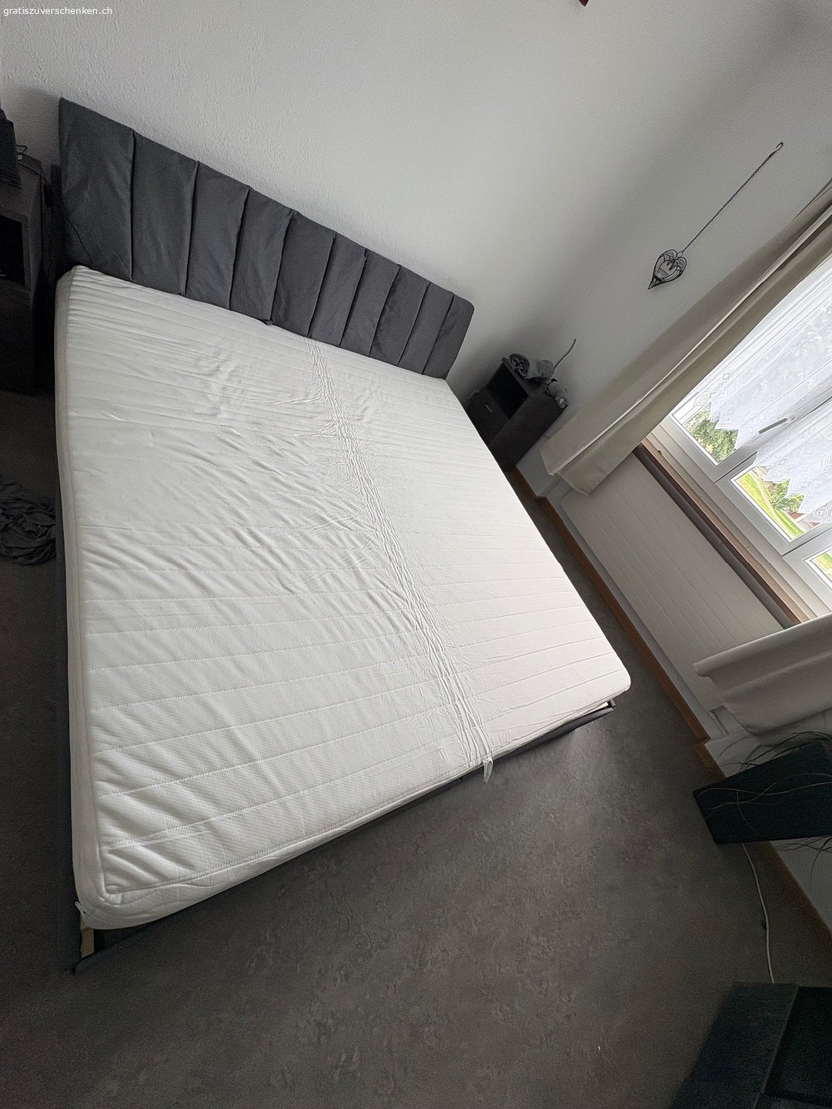 Schaumstoffmatratze 180x200 neu. Ich habe ein grösseres Bett gekauft wo diese Matratze mitdabeo war. 
Stärcke H2 und H3.
Ich habe eine Nacht auf dieser Matratze geschlafen aber ich musste danach wieder eine Federkern kaufen da ic hmich wohler fühle. 

Daher gebe ich diese weiter. Sie wurde eine Nacht gebraucht. Sonst neu. 

Nur Matratze ohne Bettgestell

Rauchfreier und Tierfreier ordendlichet Haushalt.