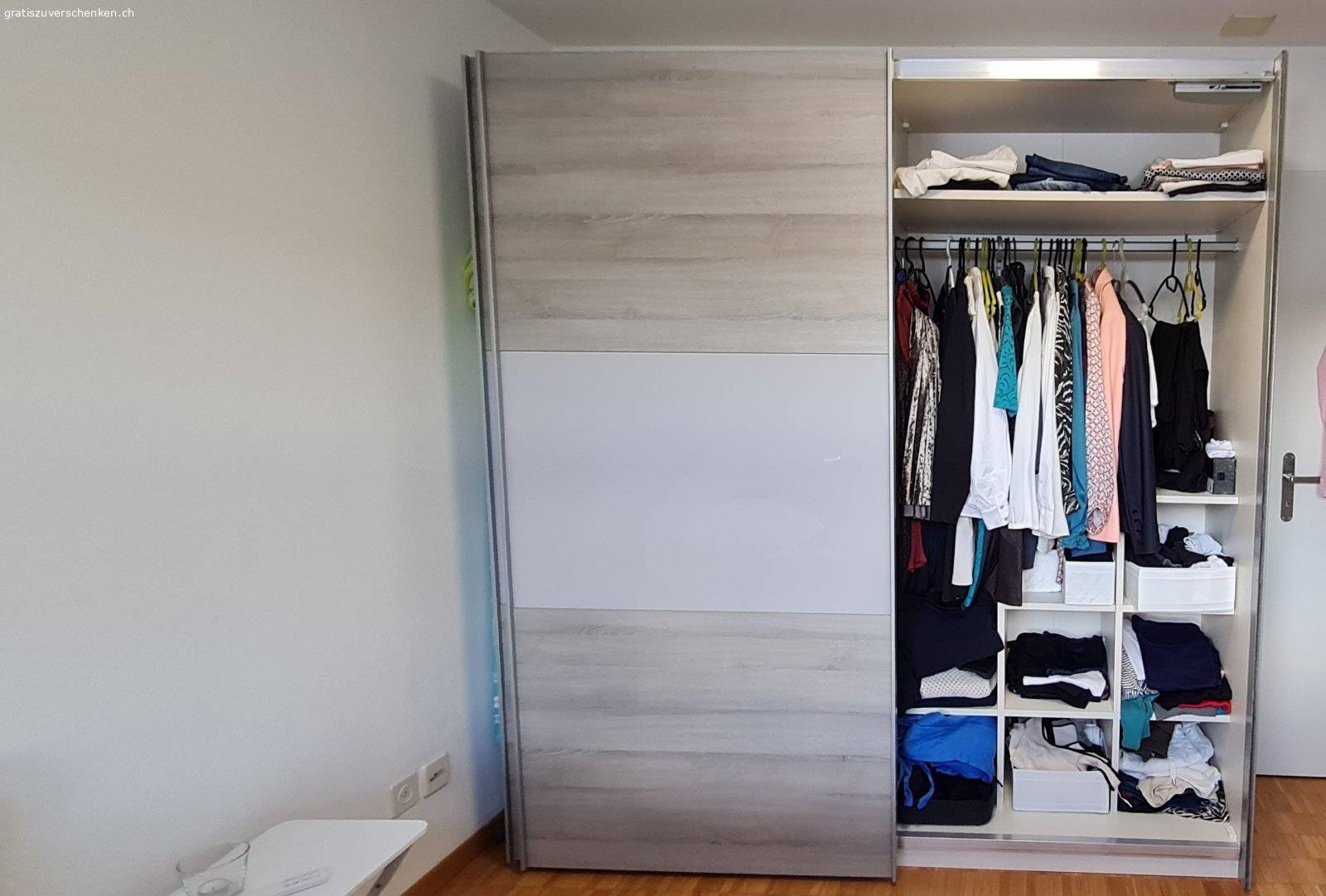 Schiebetürschrank. Dieser Schrank ist bereits auseinander gebaut und infolge Umzug gratis abzugeben. 
Abzuholen bis spätestens 02.08.

Schrankmasse (ca. Angaben): 2.16m hoch, 2.02m lang, 65cm tief