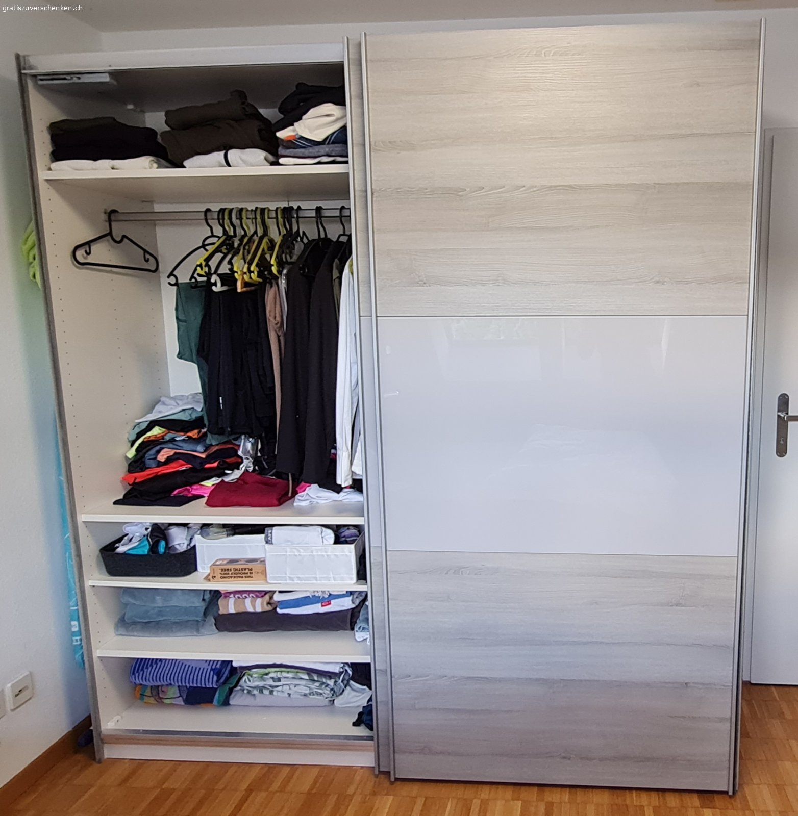 Schiebetürschrank. Dieser Schrank ist bereits auseinander gebaut und infolge Umzug gratis abzugeben. 
Abzuholen bis spätestens 02.08.

Schrankmasse (ca. Angaben): 2.16m hoch, 2.02m lang, 65cm tief