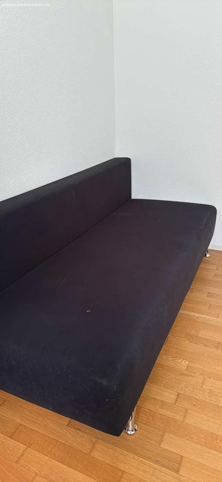 Schlafsofa, ausklappbar. Stauraum unter dem Sofa
Ausgeklappt 140x200cm
Zweiteilig zum Transport