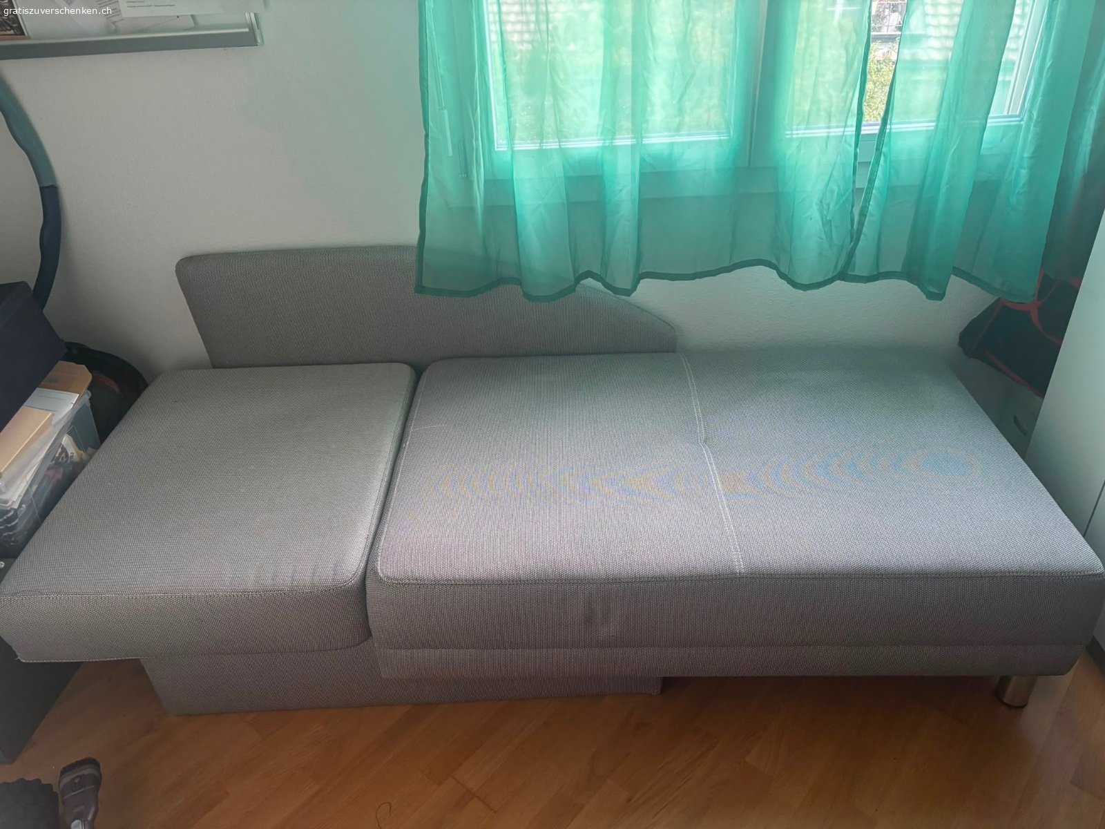 Schlafsofa gratis abzugeben. Schlafsofa mit Stauraum. In Ostermundigen abzuholen. Einzelbett