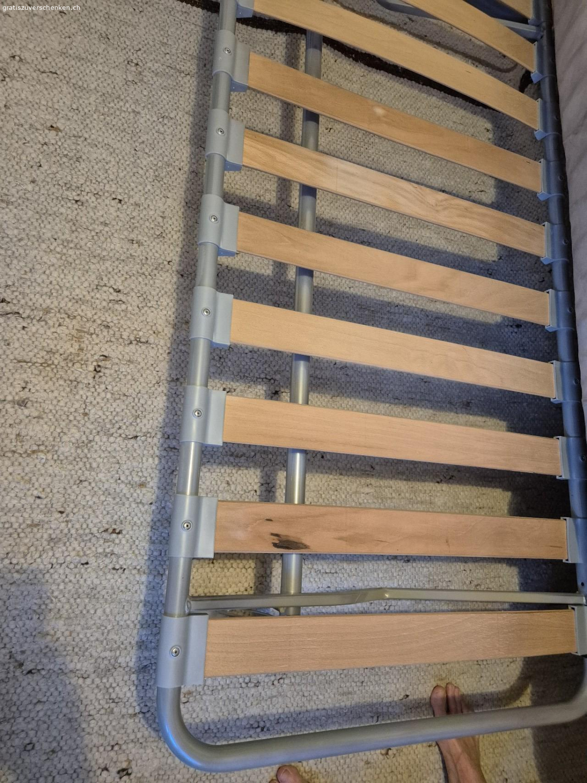 Schlafsofa Ikea PS. Die großzügige Liegefläche von 1,60m x 2,05m bietet ausreichend Platz um mit zwei Erwachsenen bequem darauf zu schlafen

Zudem läßt sich das Schlafsofa auch einfach eingeklappt als Sitzsofa nutzen.

Das Schlafsofa läßt sich leicht und schnell umbauen, in dem man die Sitzfläche auf Rollen ein- oder ausgefahren wird.