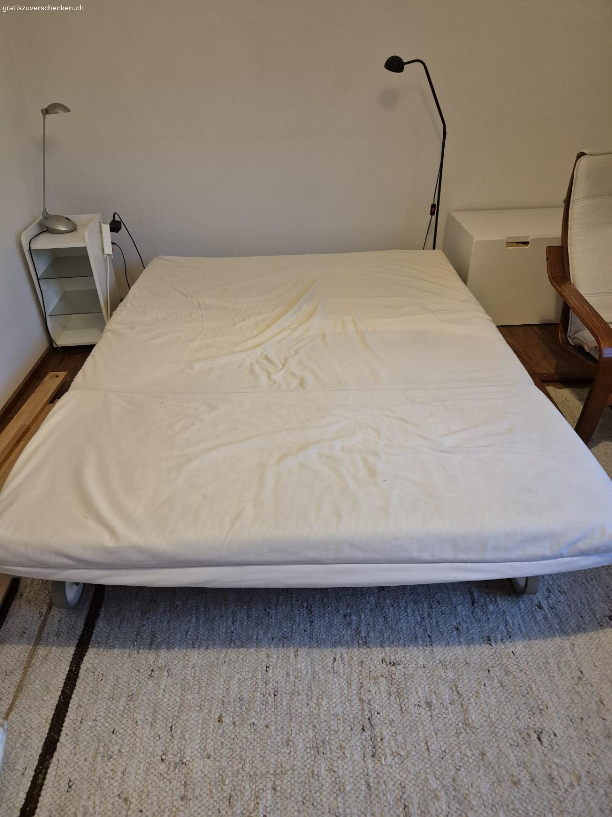 Schlafsofa Ikea PS. Die großzügige Liegefläche von 1,60m x 2,05m bietet ausreichend Platz um mit zwei Erwachsenen bequem darauf zu schlafen

Zudem läßt sich das Schlafsofa auch einfach eingeklappt als Sitzsofa nutzen.

Das Schlafsofa läßt sich leicht und schnell umbauen, in dem man die Sitzfläche auf Rollen ein- oder ausgefahren wird.