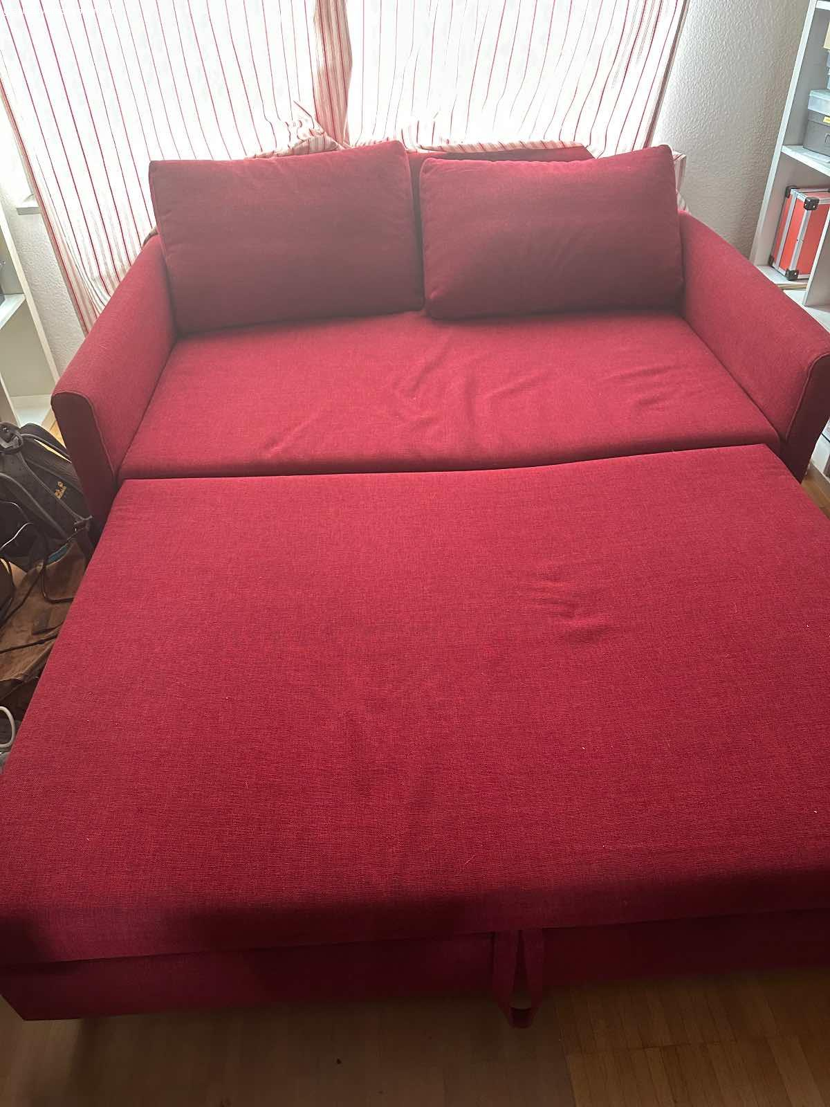 Schlafsofa in guten Zustand aus Nichtraucherhaushalt. Dieses Schlafsofa wird nicht mehr gebraucht und ist gratis abzugeben.

Das Sofa lässt sich mit einem Handgriff ausziehen und bietet Platz für 2 Personen.

Technisch und optisch im guten Zustand, keine Flecken.
Am Fussende ist eine Latte vom Rost durchgebrochen , dieses lässt sich aber leicht reparieren bzw. stört beim schlafen auch nicht, da eben am Fussende